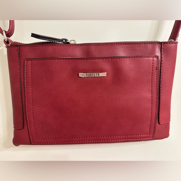 Roots Handbags - Roots Single compartment purse